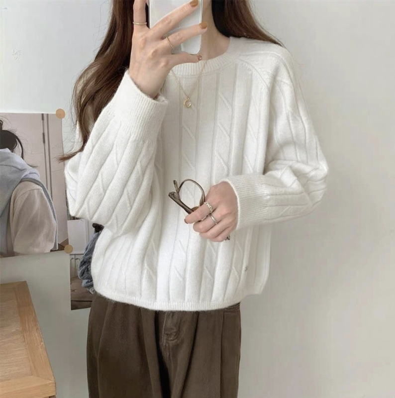 Pulover tricotat, guler rotund, mâneci lungi, croială lejeră, amestec lână de oaie și elastan