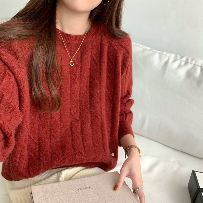 Pulover tricotat, guler rotund, mâneci lungi, croială lejeră, amestec lână de oaie și elastan