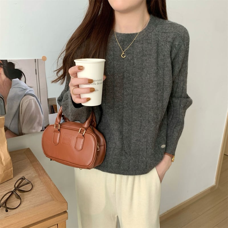 Pulover tricotat, guler rotund, mâneci lungi, croială lejeră, amestec lână de oaie și elastan