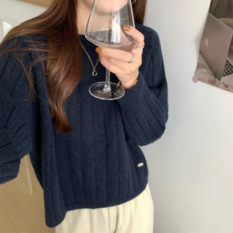 Pulover tricotat, guler rotund, mâneci lungi, croială lejeră, amestec lână de oaie și elastan