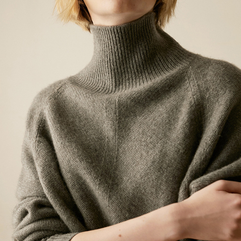 Pulover gros cu guler înalt, croială lejeră, mâneci lungi, țesătură din poliester, lungime 50–65 cm