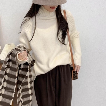 Pulover cu glugă, croială lejeră, amestec bumbac-cashmire cu poliester și nailon, mâneci raglan, guler înalt