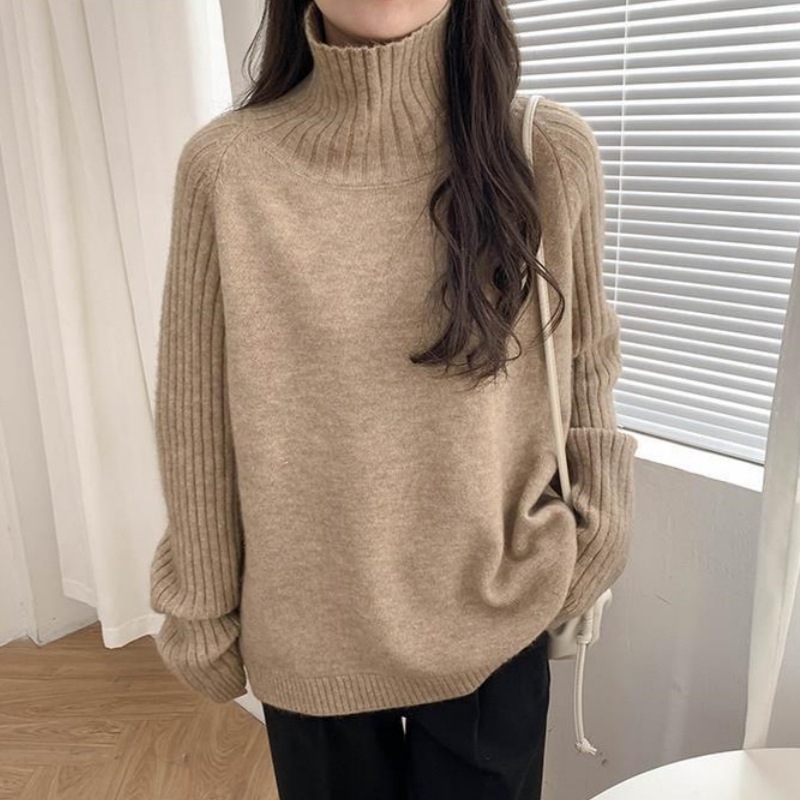 Pulover cu glugă, croială lejeră, amestec bumbac-cashmire cu poliester și nailon, mâneci raglan, guler înalt