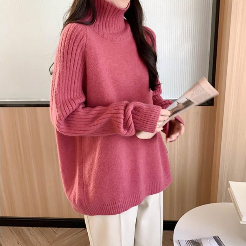 Pulover cu glugă, croială lejeră, amestec bumbac-cashmire cu poliester și nailon, mâneci raglan, guler înalt