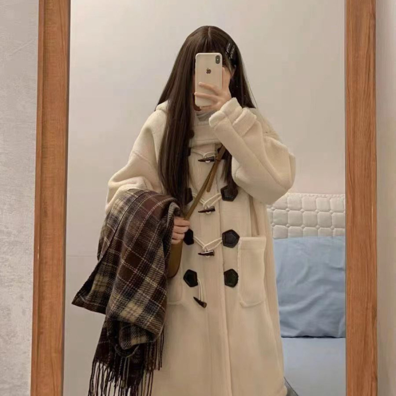 Palton damă din lână de miel, nasturi în formă de coarne, glugă, lungime medie, închidere cu nasturi dubli, căptușit cu fleece, material poliester