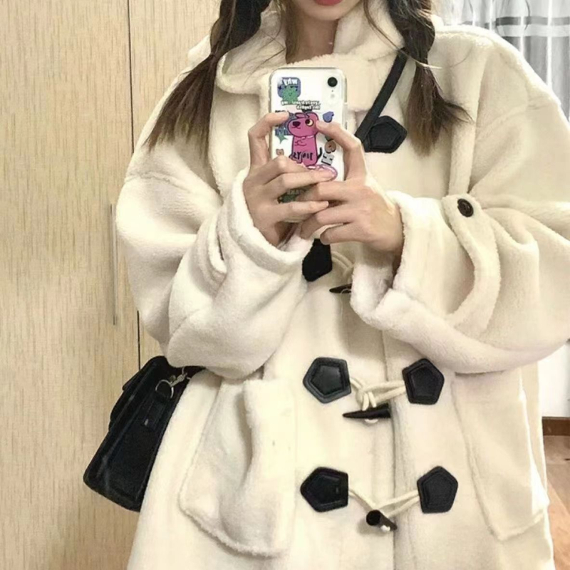 Palton damă din lână de miel, nasturi în formă de coarne, glugă, lungime medie, închidere cu nasturi dubli, căptușit cu fleece, material poliester