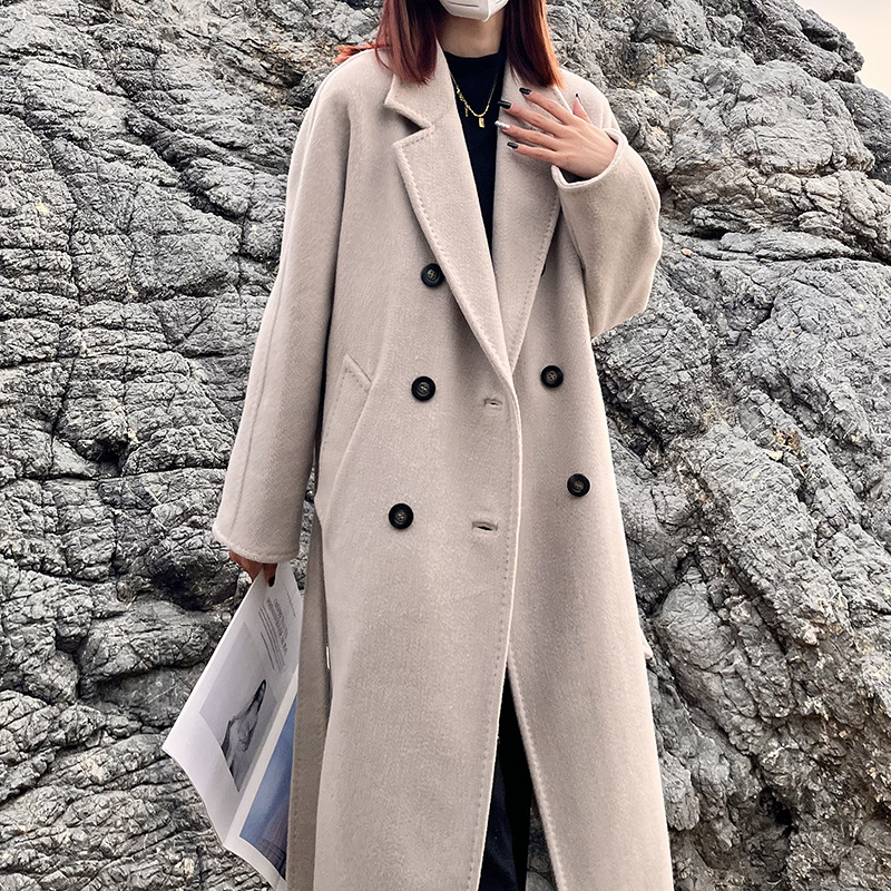 Ženski vuneni kaput, dugog kroja, dvostruko kopčanje, ovratnik u stilu sakoa, 95% vuna