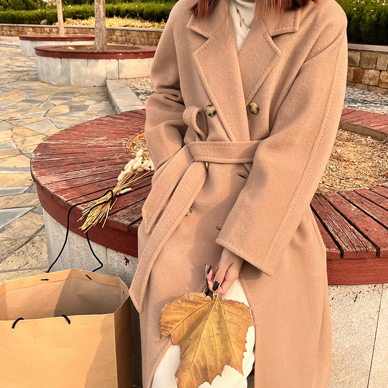 Ženski vuneni kaput, dugog kroja, dvostruko kopčanje, ovratnik u stilu sakoa, 95% vuna