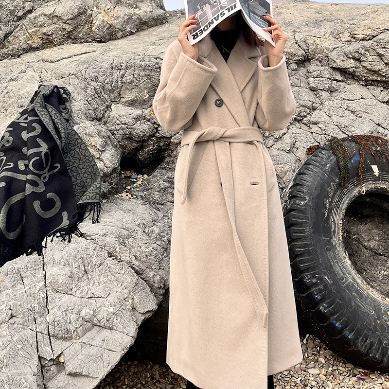 Ženski vuneni kaput, dugog kroja, dvostruko kopčanje, ovratnik u stilu sakoa, 95% vuna