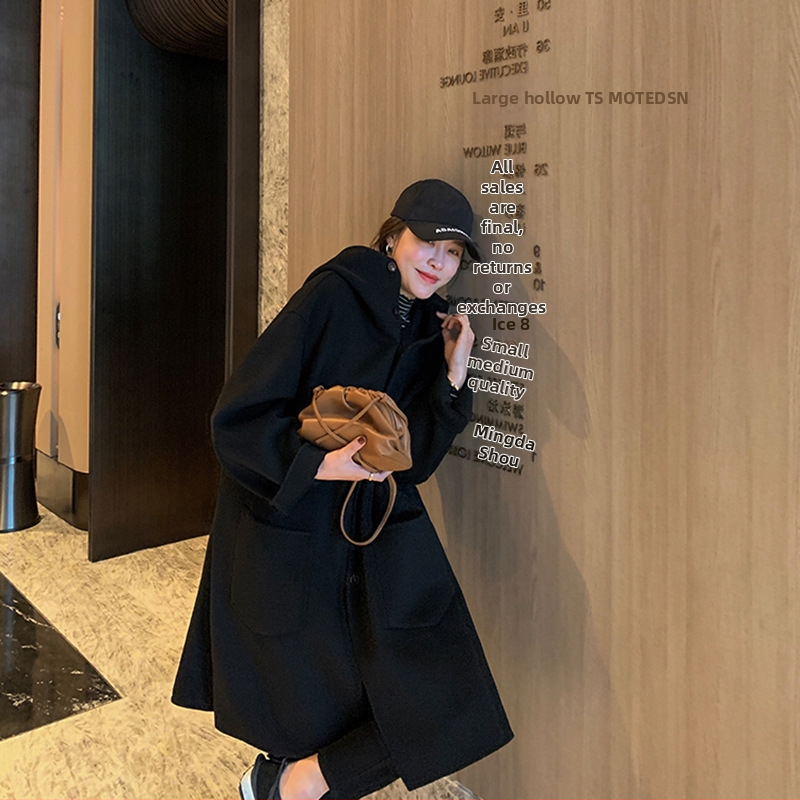 Dámsky kabát Cape s kapucňou z dvojstrannej vlny – stredná dĺžka, dlhé rukávy, zapínanie na jeden rad gombíkov, vrecká, vlna-poliesterová zmes