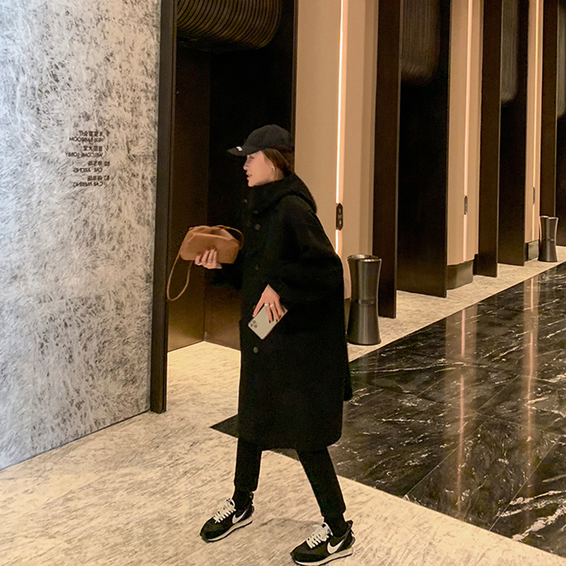 Palto femei Cape cu glugă, din lână-poliester, dublu față, lungime medie, mâneci lungi, închidere cu nasturi, buzunare