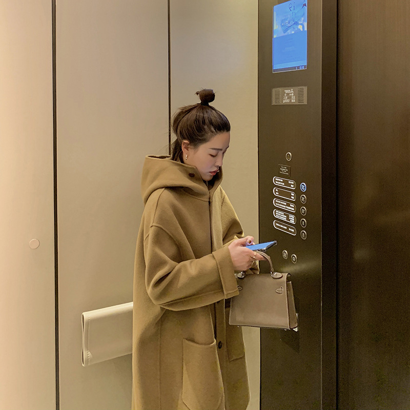 Palto femei Cape cu glugă, din lână-poliester, dublu față, lungime medie, mâneci lungi, închidere cu nasturi, buzunare