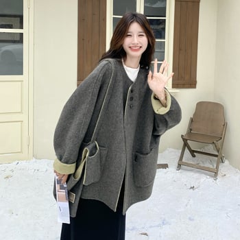 Dámsky retro kabát z polyesteru, voľný strih, stredná dĺžka, zapínanie na jeden rad gombov, 70–80% polyester