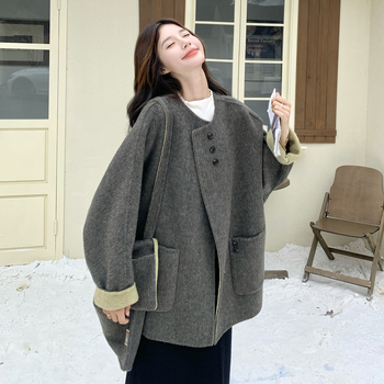 Dámsky retro kabát z polyesteru, voľný strih, stredná dĺžka, zapínanie na jeden rad gombov, 70–80% polyester