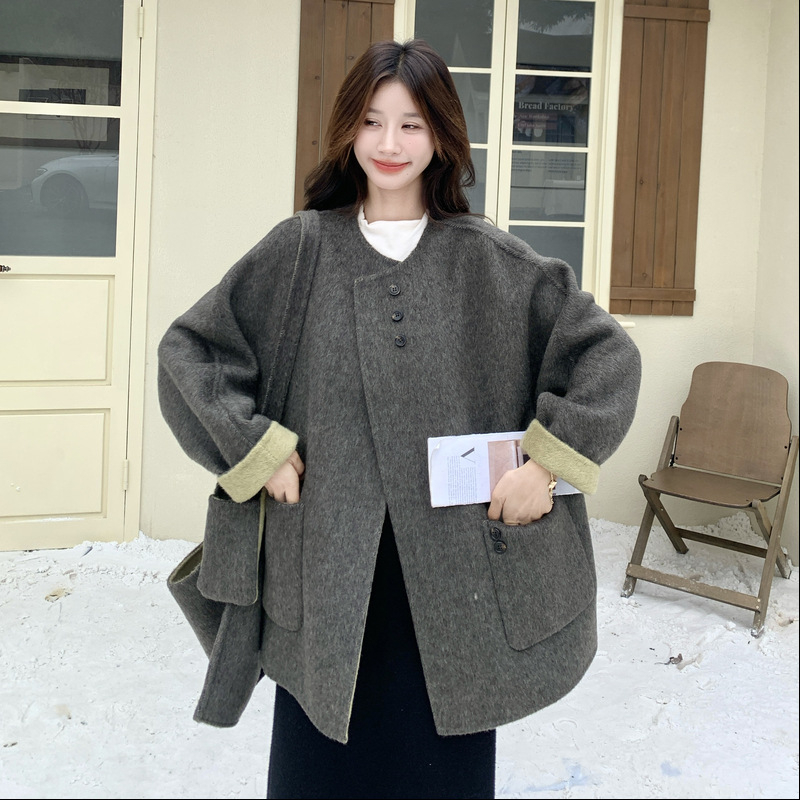 Dámsky retro kabát z polyesteru, voľný strih, stredná dĺžka, zapínanie na jeden rad gombov, 70–80% polyester