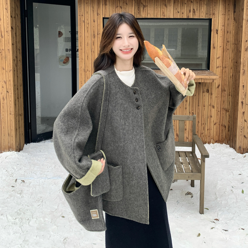 Dámsky retro kabát z polyesteru, voľný strih, stredná dĺžka, zapínanie na jeden rad gombov, 70–80% polyester