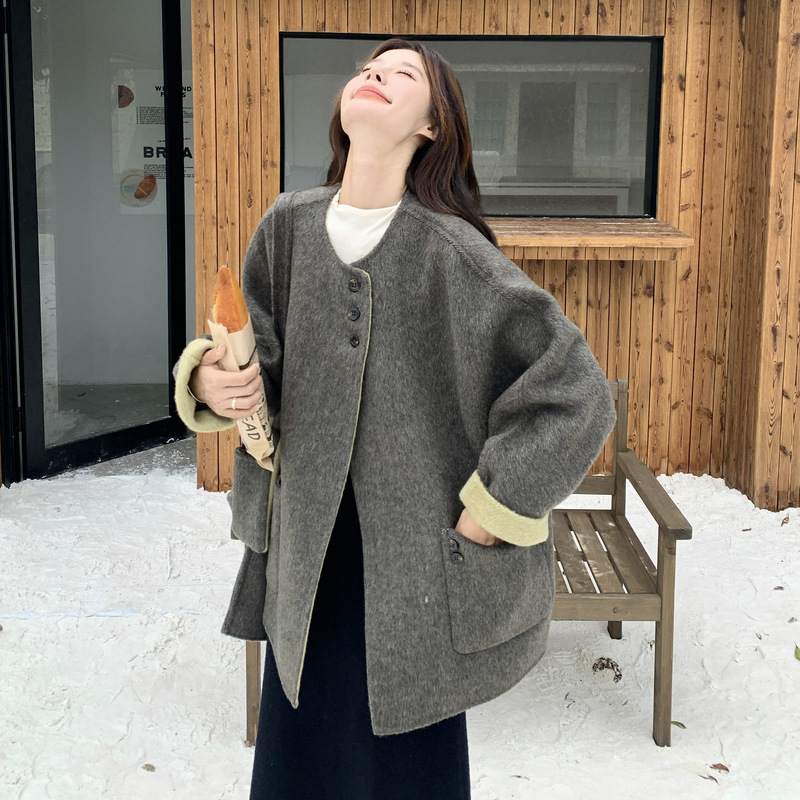 Dámsky retro kabát z polyesteru, voľný strih, stredná dĺžka, zapínanie na jeden rad gombov, 70–80% polyester