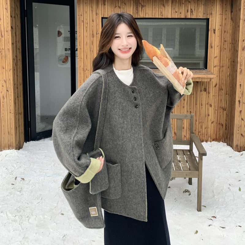 Dámsky retro kabát z polyesteru, voľný strih, stredná dĺžka, zapínanie na jeden rad gombov, 70–80% polyester