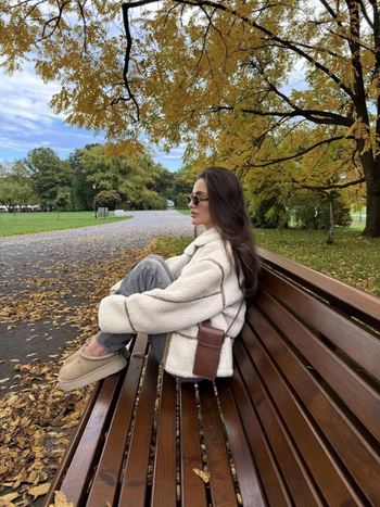 Bunda s kožušinkou integrovanou do látky, golier rever, zips, dlhé rukávy, jeseň 2025