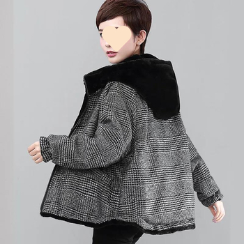 Dámsky reverzibilný kapucňový polyesterový kabát s patchwork dizajnom, stredná hrúbka, zapínanie na zips, zima 2023