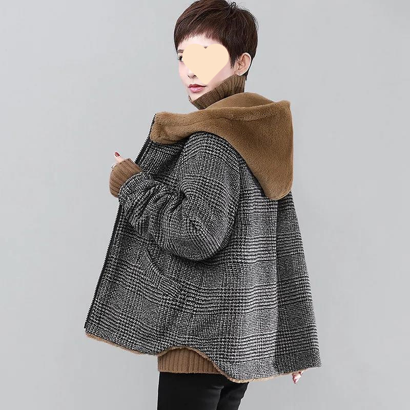 Dámsky reverzibilný kapucňový polyesterový kabát s patchwork dizajnom, stredná hrúbka, zapínanie na zips, zima 2023