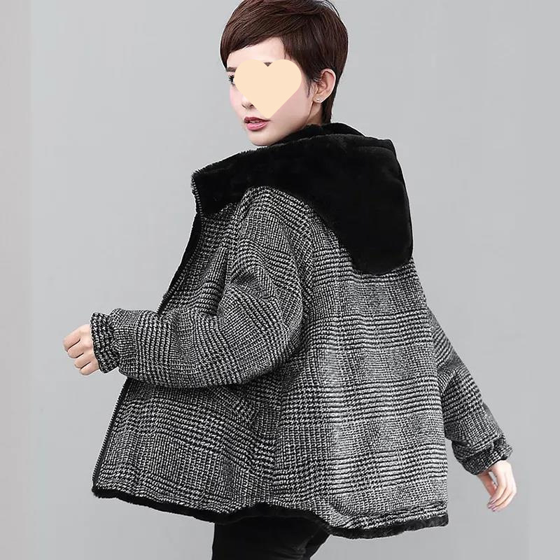 Dámsky reverzibilný kapucňový polyesterový kabát s patchwork dizajnom, stredná hrúbka, zapínanie na zips, zima 2023