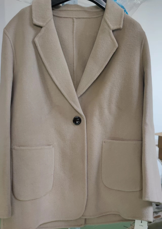 Ženski kaput od ovčje vune, uski kroj, polo ovratnik, rukavi 3/4, jednoredno kopčanje, kratka dužina do 40 cm, zima 2024