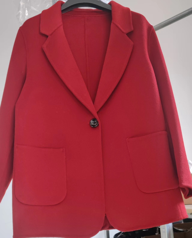 Ženski kaput od ovčje vune, uski kroj, polo ovratnik, rukavi 3/4, jednoredno kopčanje, kratka dužina do 40 cm, zima 2024