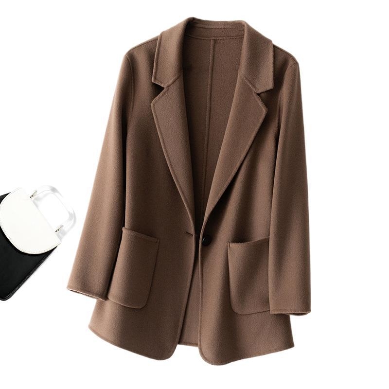 Ženski kaput od ovčje vune, uski kroj, polo ovratnik, rukavi 3/4, jednoredno kopčanje, kratka dužina do 40 cm, zima 2024