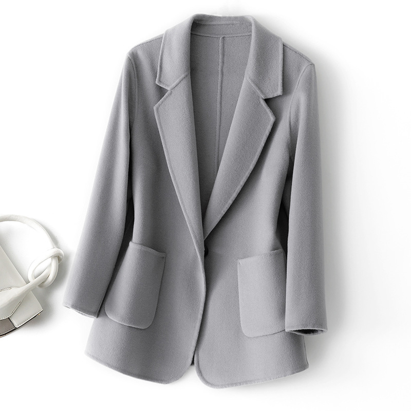 Ženski kaput od ovčje vune, uski kroj, polo ovratnik, rukavi 3/4, jednoredno kopčanje, kratka dužina do 40 cm, zima 2024