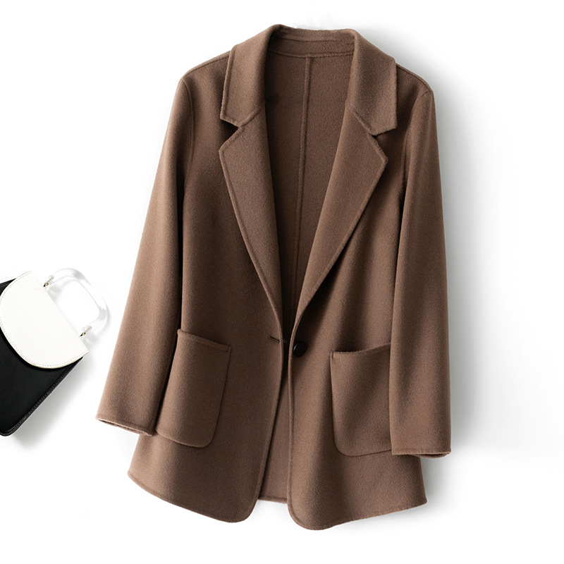 Ženski kaput od ovčje vune, uski kroj, polo ovratnik, rukavi 3/4, jednoredno kopčanje, kratka dužina do 40 cm, zima 2024