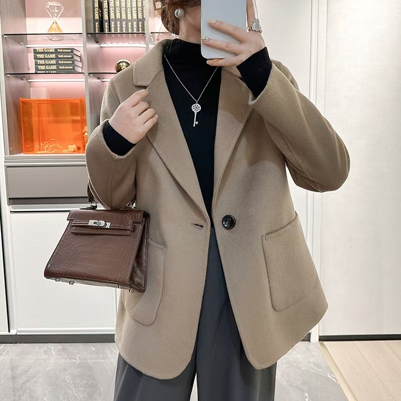 Ženski kaput od ovčje vune, uski kroj, polo ovratnik, rukavi 3/4, jednoredno kopčanje, kratka dužina do 40 cm, zima 2024