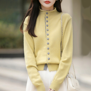 Dámsky pletený kardigán so stojacím golierom, jednosezové zapínanie na gombík, voľný strih, dlhé rukávy, obsah kožušiny z zajaca do 30%.