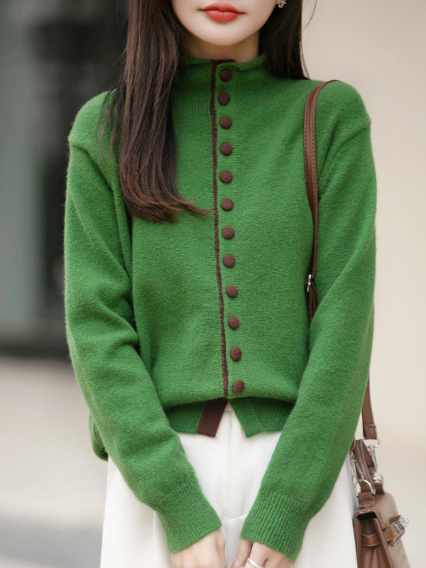 Dámsky pletený kardigán so stojacím golierom, jednosezové zapínanie na gombík, voľný strih, dlhé rukávy, obsah kožušiny z zajaca do 30%.