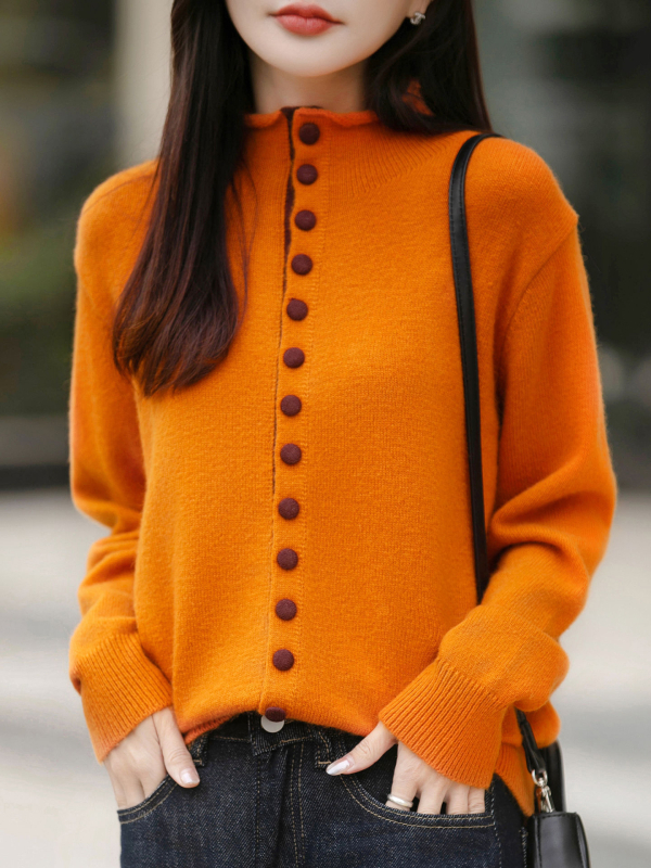 Dámsky pletený kardigán so stojacím golierom, jednosezové zapínanie na gombík, voľný strih, dlhé rukávy, obsah kožušiny z zajaca do 30%.