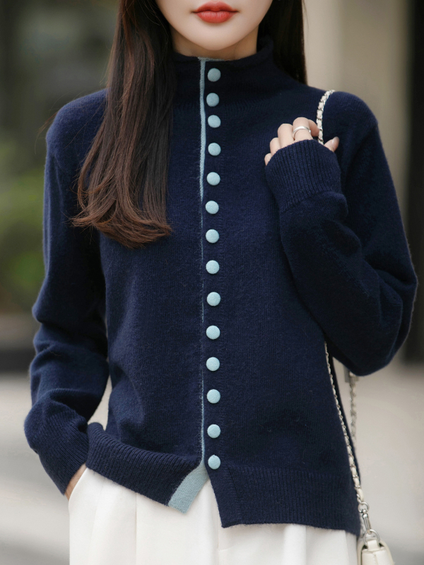 Dámsky pletený kardigán so stojacím golierom, jednosezové zapínanie na gombík, voľný strih, dlhé rukávy, obsah kožušiny z zajaca do 30%.