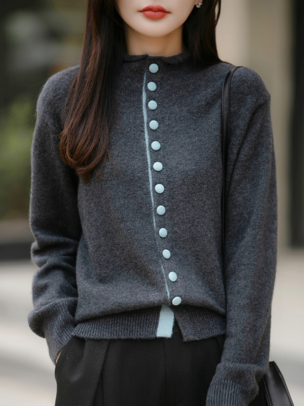 Dámsky pletený kardigán so stojacím golierom, jednosezové zapínanie na gombík, voľný strih, dlhé rukávy, obsah kožušiny z zajaca do 30%.