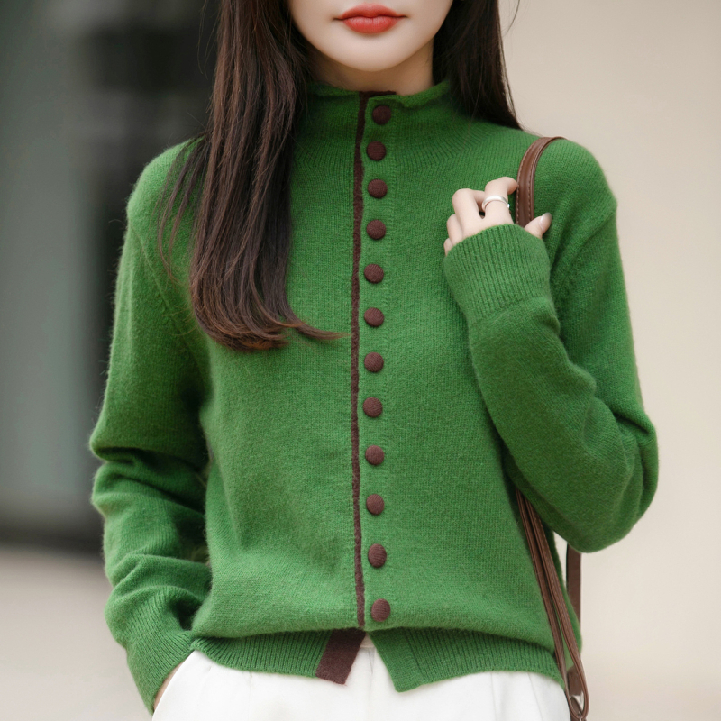 Dámsky pletený kardigán so stojacím golierom, jednosezové zapínanie na gombík, voľný strih, dlhé rukávy, obsah kožušiny z zajaca do 30%.