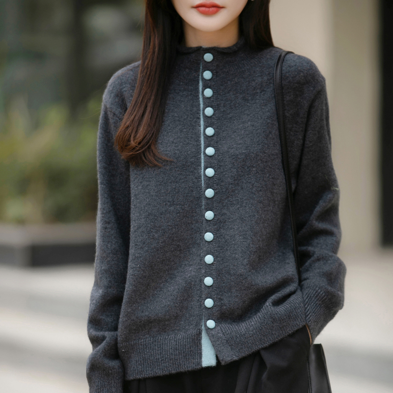 Dámsky pletený kardigán so stojacím golierom, jednosezové zapínanie na gombík, voľný strih, dlhé rukávy, obsah kožušiny z zajaca do 30%.