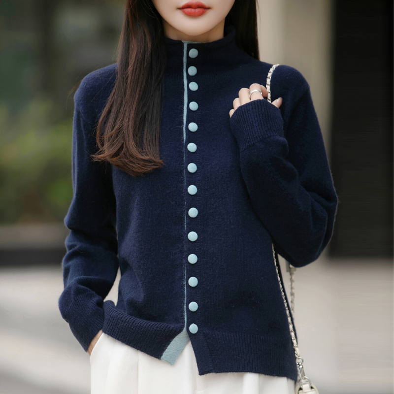 Dámsky pletený kardigán so stojacím golierom, jednosezové zapínanie na gombík, voľný strih, dlhé rukávy, obsah kožušiny z zajaca do 30%.