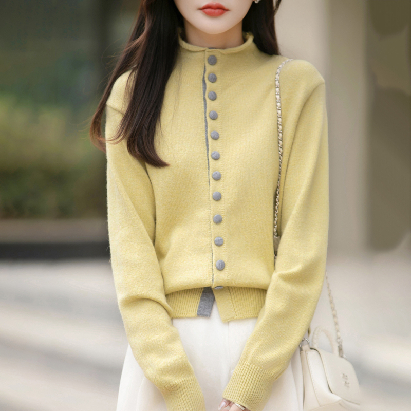 Dámsky pletený kardigán so stojacím golierom, jednosezové zapínanie na gombík, voľný strih, dlhé rukávy, obsah kožušiny z zajaca do 30%.