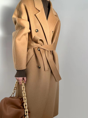 Ženski kaput od vune i kašmira, širokog kroja, srednje duljine, dvostruko kopčanje, ručno šiveno