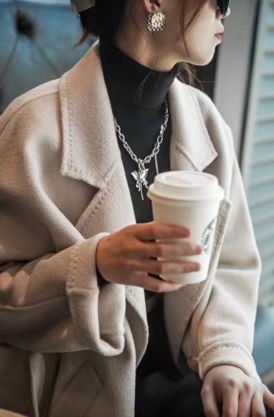 Ženski kaput od vune i kašmira, širokog kroja, srednje duljine, dvostruko kopčanje, ručno šiveno