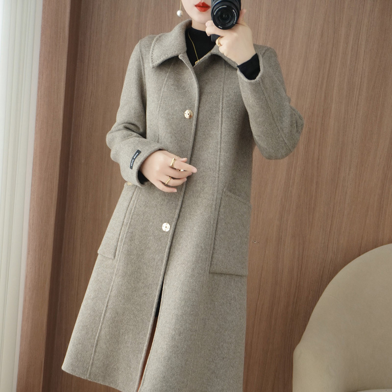 Ženski dvostruki vuneni kaput s kašmirom (>95%), lagan kroj, produžena duljina iznad 100 cm, ovratnik lutke, zatvaranje na dva gumba