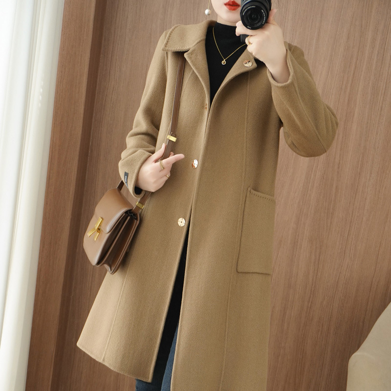 Ženski dvostruki vuneni kaput s kašmirom (>95%), lagan kroj, produžena duljina iznad 100 cm, ovratnik lutke, zatvaranje na dva gumba