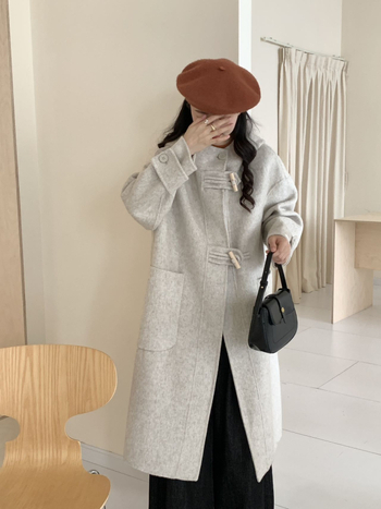 Ženski dugi vuneni kaput s kapuljom, slobodan kroj, debeli, prednje kopčanje s dva gumba, sadržaj vune preko 95%