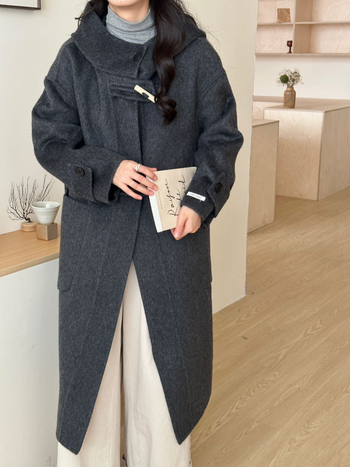 Ženski dugi vuneni kaput s kapuljom, slobodan kroj, debeli, prednje kopčanje s dva gumba, sadržaj vune preko 95%