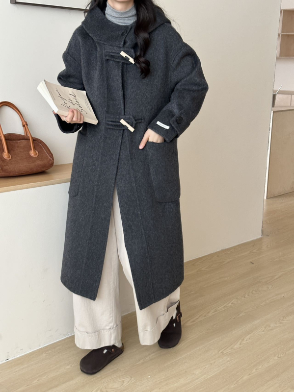 Ženski dugi vuneni kaput s kapuljom, slobodan kroj, debeli, prednje kopčanje s dva gumba, sadržaj vune preko 95%