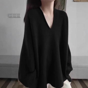 Svetrov z vlny s V-krkom, voľný strih, dlhé rukávy, stredná dĺžka