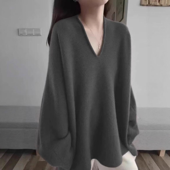 Svetrov z vlny s V-krkom, voľný strih, dlhé rukávy, stredná dĺžka